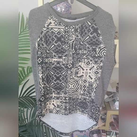 Quinn Geometric Black, Grey and Cream Short Sleeve Top - Women's Size Small - Picture 5 of 6